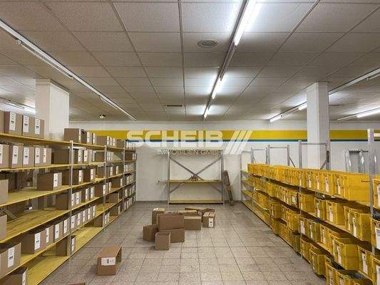 mit Beleuchtungskörpern