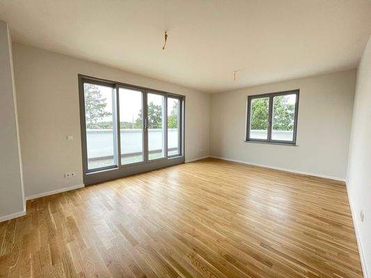 Helles Wohnzimmer mit Balkon