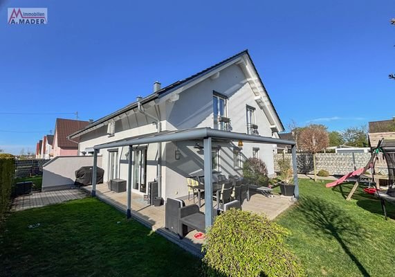 Außen mit Terrasse.jpg