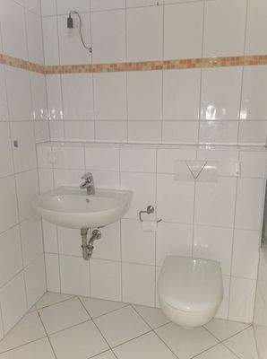 Bad mit WC und Waschbecken