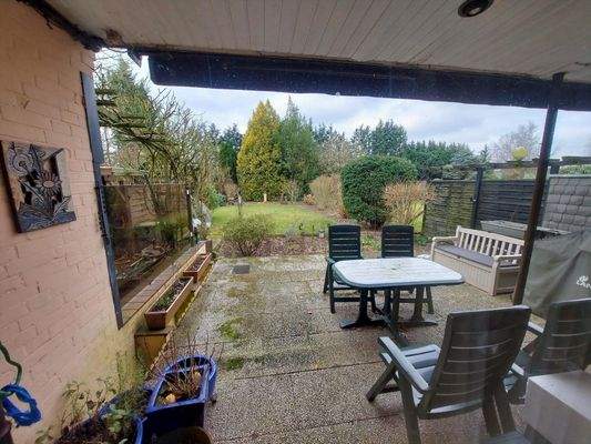 Blick von der Terrasse in den Garten