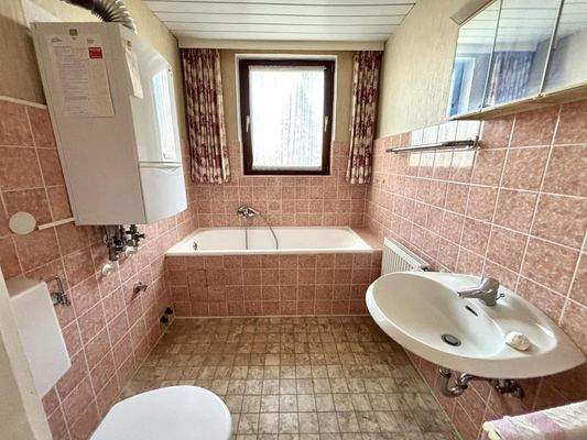 Tageslichtbad mit Wanne Dachgeschoss