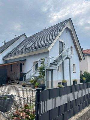 Seitenansicht mit Treppenaufgang DG