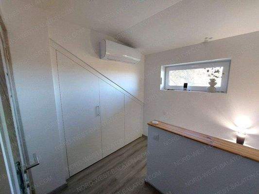 Flur mit Einbauschrank im Obergeschoss