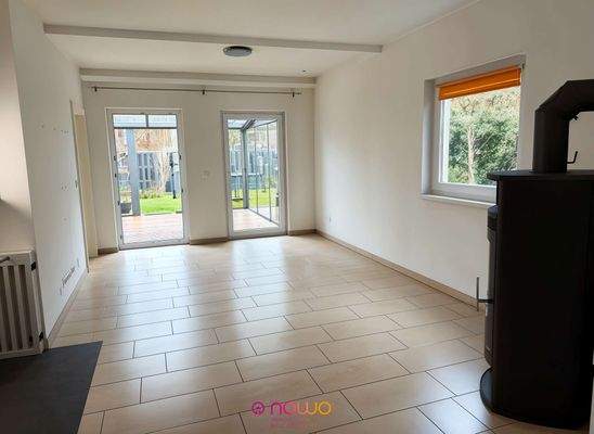 Wohnzimmer mit Zugang zum Wintergarten