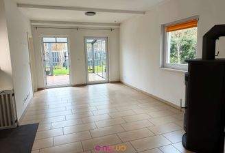 Wohnzimmer mit Zugang zum Wintergarten