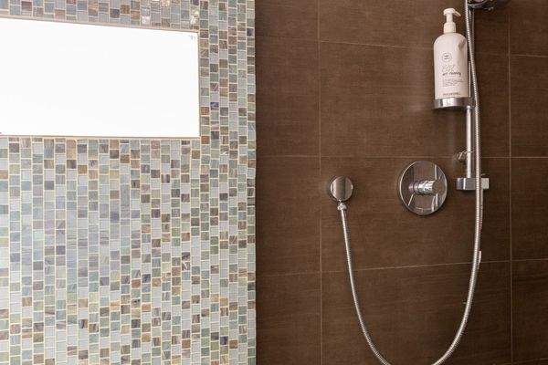 Zauberhafte Maisonette-Gartenwohnung mit XXL-Garage, Carport und eigenem Garten – Baujahr 2007