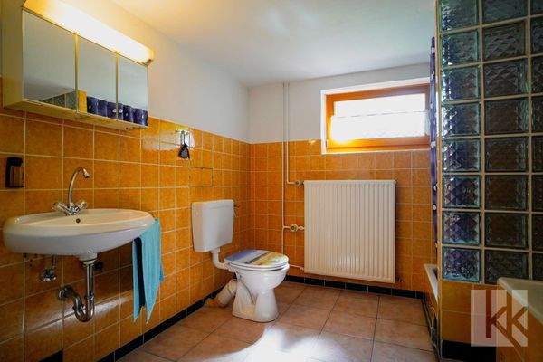 ...drittem Badezimmer mit Dusche und Badewanne