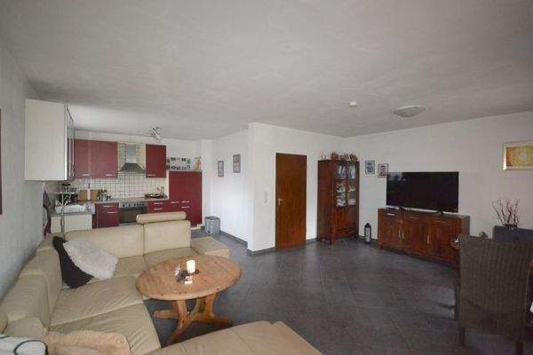 Wohnzimmer Blick zur Küche/Flur