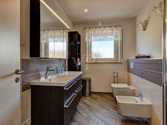 Modernes Tageslichtbad