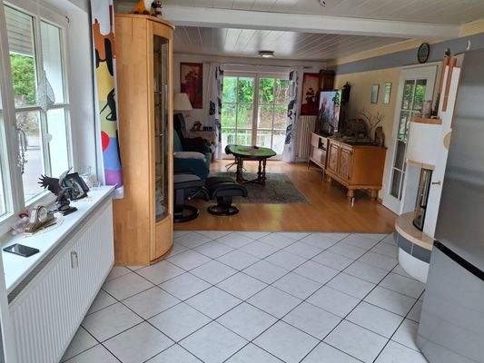 Blick vom Wintergarten in den Wohnbereich (offenes Wohnen)