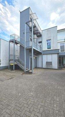 Offenes Treppenhaus mit Fahrstuhl (außer Betrieb)