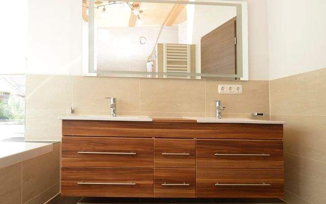 geräumiges Badezimmer im Dachgeschoss mit Doppelwaschtisch