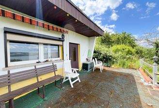 Terrasse mit Bungalow 