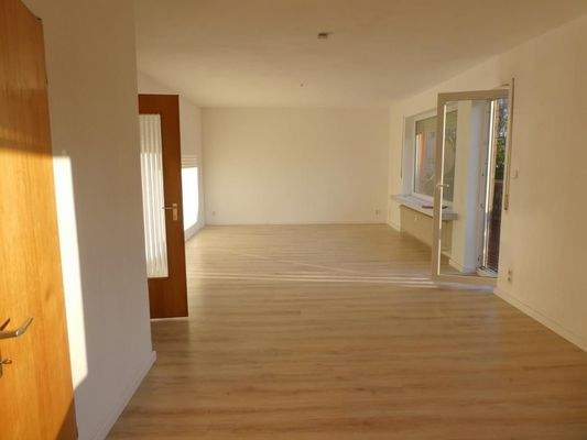 großer Wohnbereich mit Laminatboden