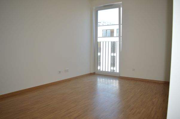 Leere Wohnung mit Fenster