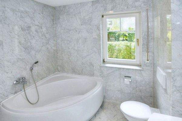 Masterbad mit Wanne und Dusche