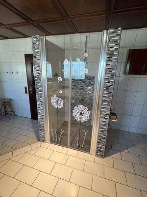 Mit Dusche & Badewanne