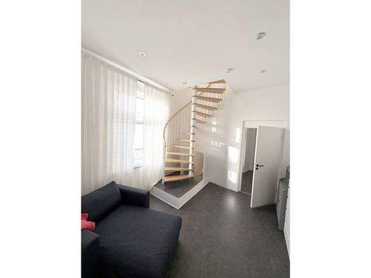 Zimmer mit Wendeltreppe