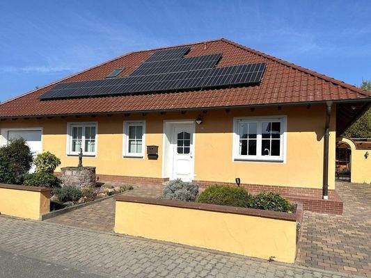 Vorderseite des Hauses ...