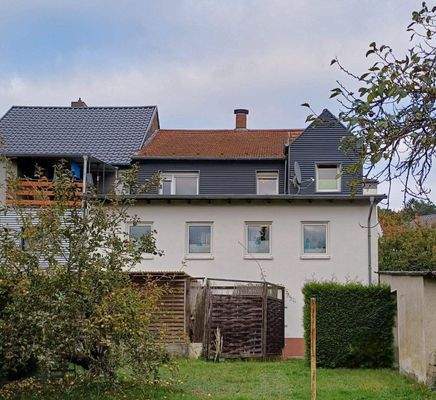 Rückseite mit Terrasse und Garten