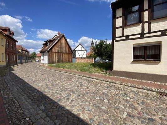 Anliegerstraße mit Baulücke