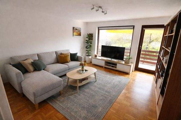 OG Wohnzimmer KI-möbliert