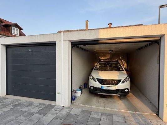 Garage mit elektrischem Tor