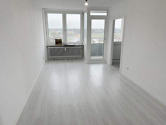 Wohn-/Schlafzimmer mit Blick zum Balkon