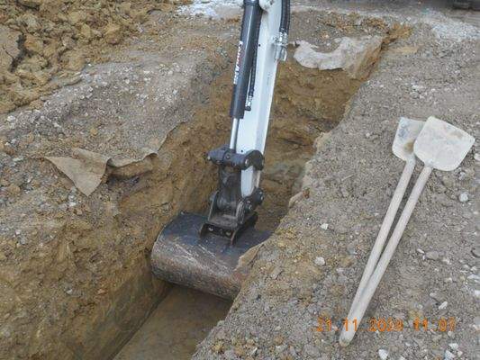 Grabenaushub für Oberflächenwasserkanal