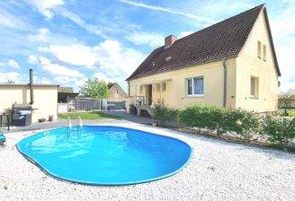 Haus-Pool-Garten-Hühnerstall-Sommerküche-Hochbeet