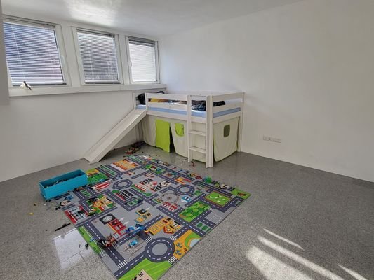 geräumiges Kinderzimmer 