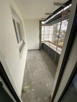 Balkon im aktuellen Zustand während der Modernisierungsarbeiten am Gebäude