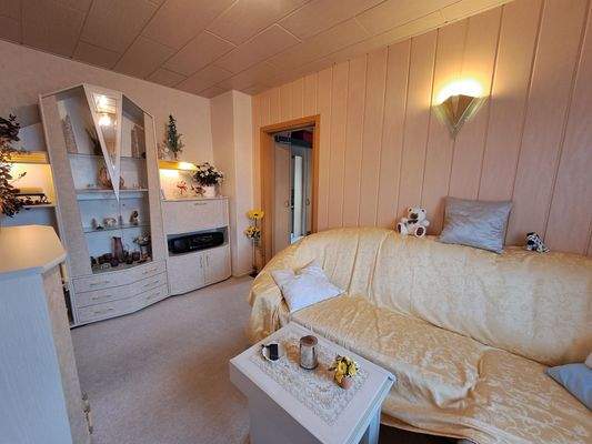 kl. Wohnzimmer mit Tür zum Schlafzimmer 