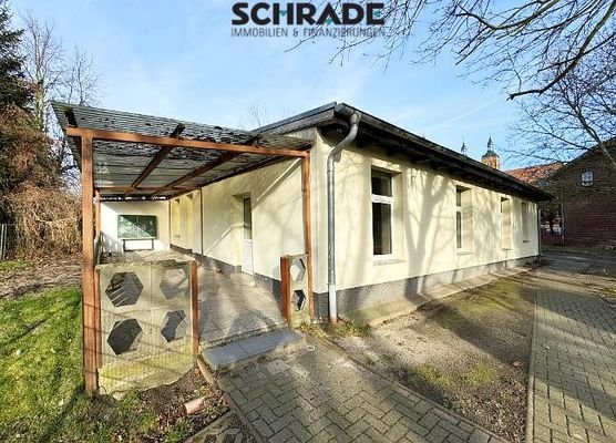 ...mit überdachter Terrasse und 2 Eingängen
