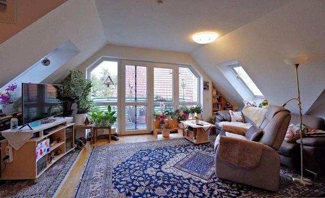 Heller Wohnbereich mit Balkon!