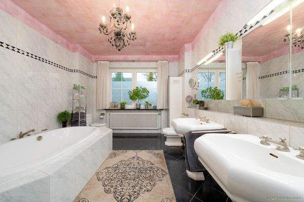 Großes Tageslichtbad mit Badewanne und Dusche