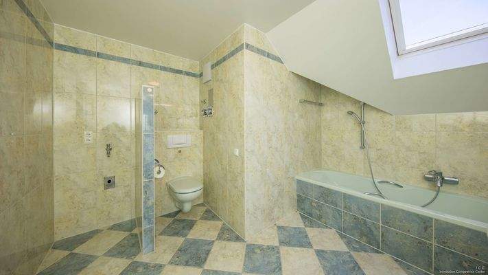 Bad besitzt eine Badewanne