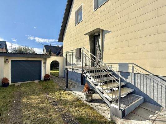 Garagenzufahrt und Hauseingang