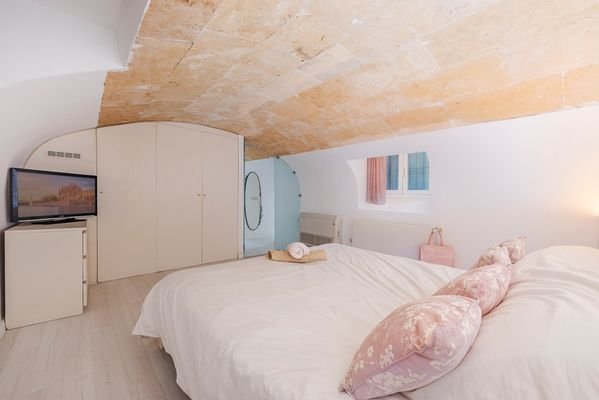 bedroom. (1)
