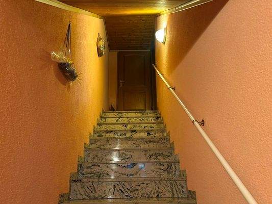 8 Treppenaufgang zum OG.jpg