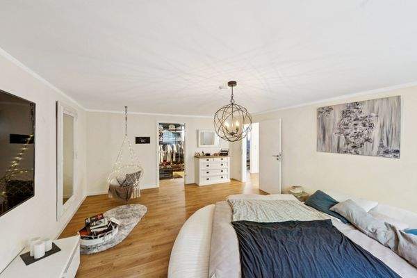 Hauptschlafzimmer mit Blick auf den Ankleideraum