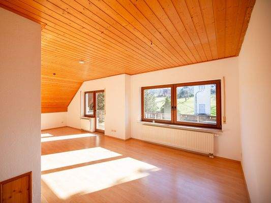 Lichtdurchfluteter Wohn-/Essbereich im DG