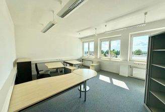 Großer Essbereich vor Renovierung ähnlich