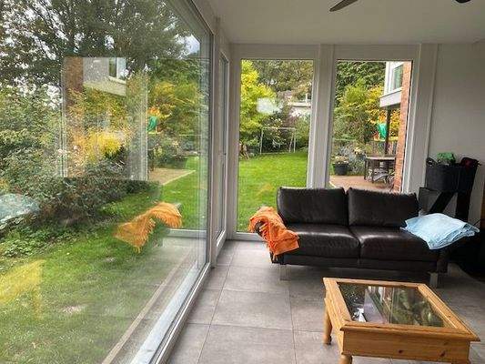 Wohnzimmer mit Blick in den Garten