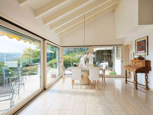 Heller, lichtdurchfluteter Essbereich mit Blick auf die sonnige Terrasse