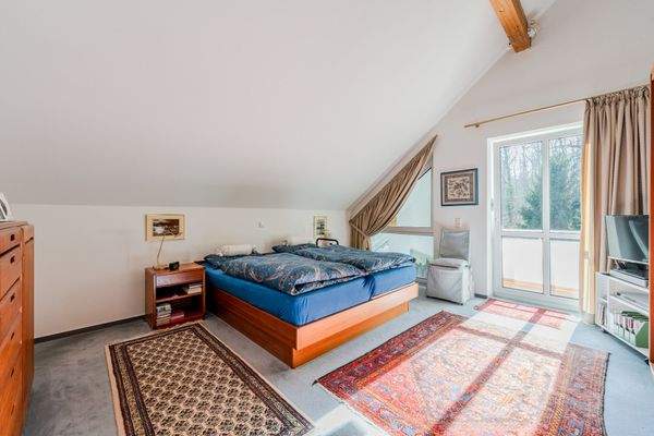 Schlafzimmer mit Blick in den Garten