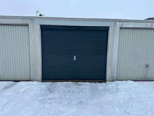 Garage mit Sektionaltor