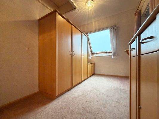 OG: Heller Flur vor dem Schlafzimmer mit Platz für einen Kleiderschrank