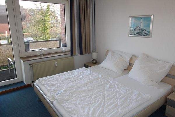 12 - Schlafzimmer mit Balkon